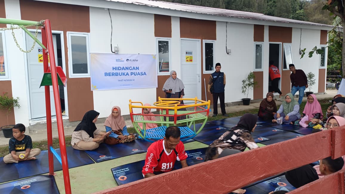 Ratusan Penyintas Banjir Tanah Datar Terima Paket Berbuka Puasa
